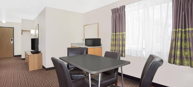 布鲁姆菲尔德温德姆速8酒店(Super 8 by Wyndham Bloomfield)图片