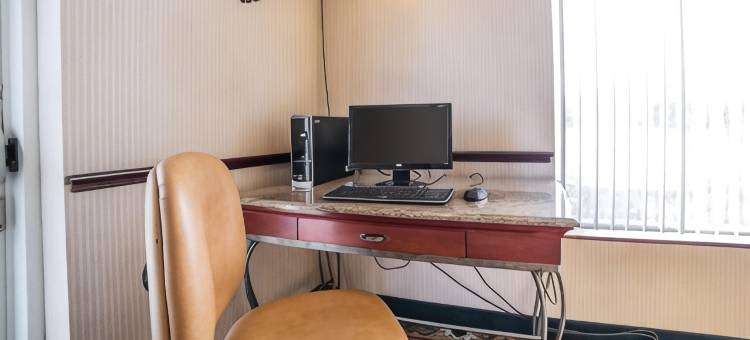 南帕罗德威套房旅馆(Rodeway Inn & Suites)图片