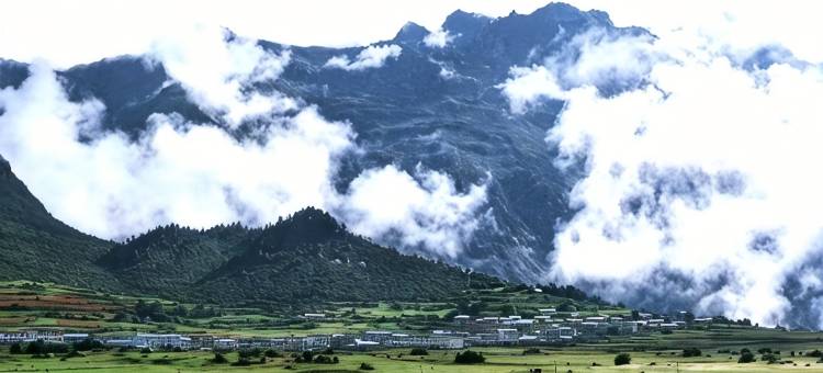 吉隆格拉丹东 | 180°雪山林海日照金山观景酒店(帕巴寺店)图片