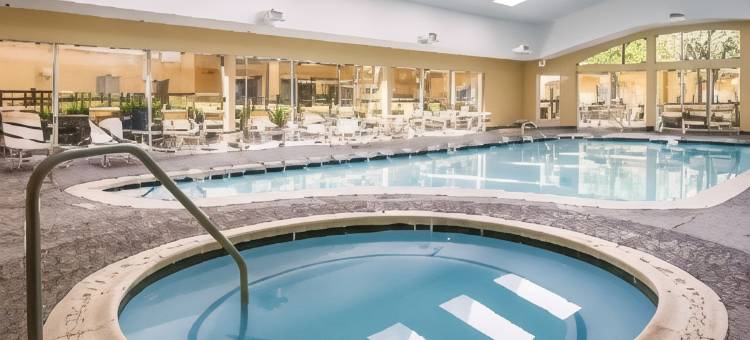 教堂山大学区拉昆塔温德姆套房酒店(La Quinta Inn & Suites by Wyndham Univ Area Chapel Hill)图片