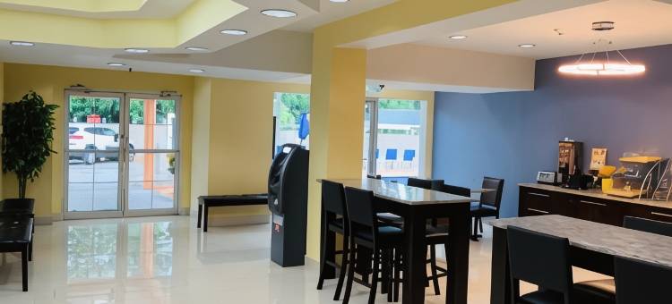 坦帕雷蒙德詹姆斯体育场温德姆戴斯套房酒店(Days Inn & Suites by Wyndham Tampa / Raymond James Stadium)图片