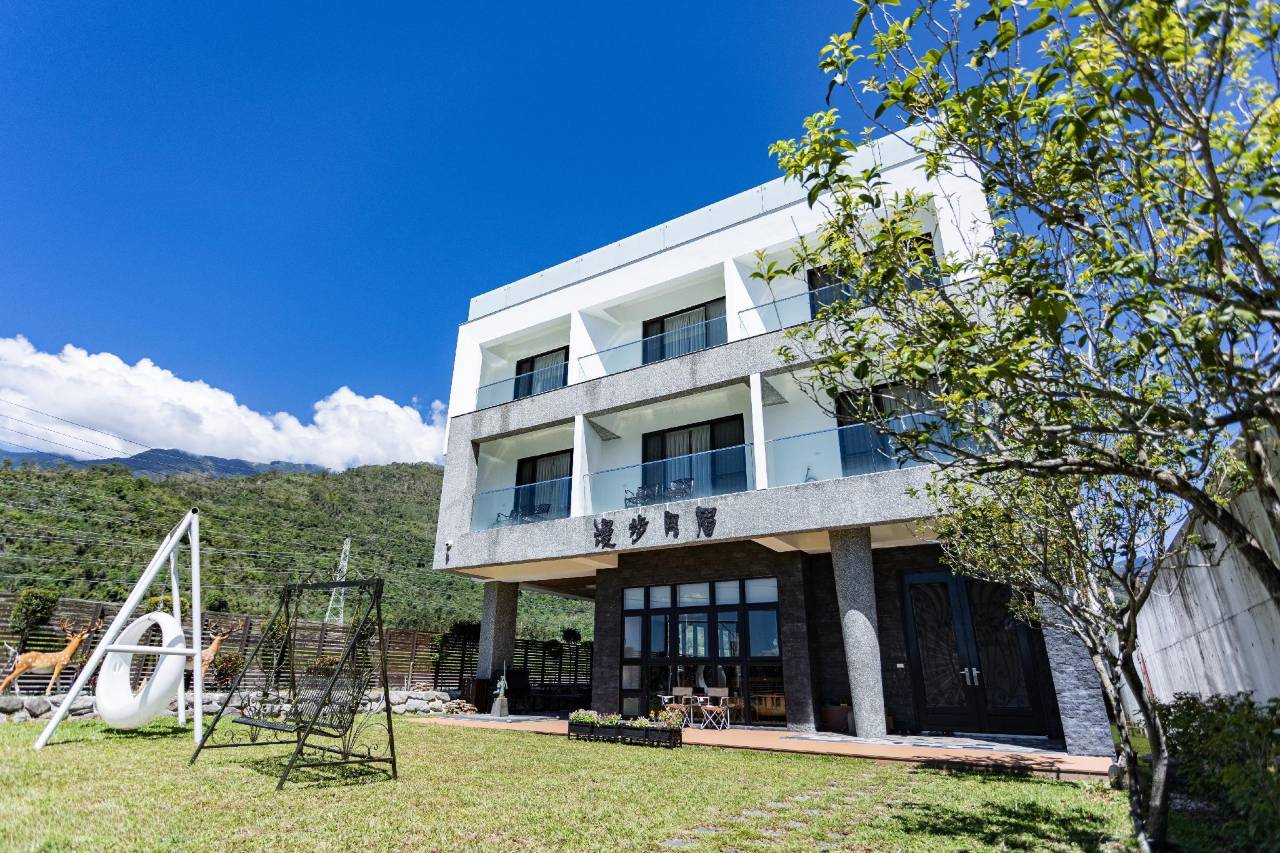 关山漫步月眉渡假民宿?