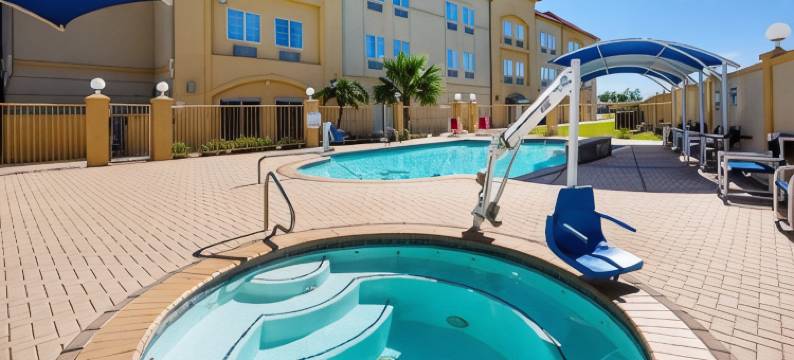 雷蒙德维尔拉昆塔温德姆套房酒店(La Quinta Inn & Suites by Wyndham Raymondville)图片