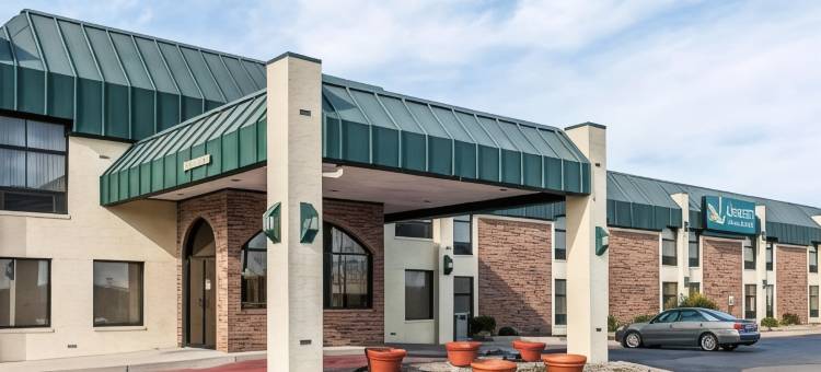 谢尔比维尔 I-74 凯艺套房酒店(Quality Inn & Suites Shelbyville I-74)图片