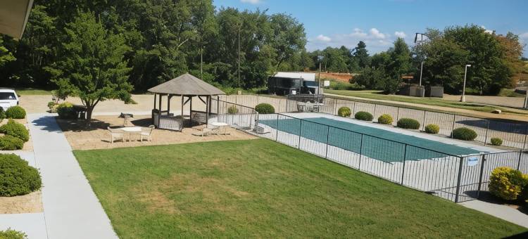 本顿维尔温德姆速8酒店(Super 8 by Wyndham Bentonville)图片