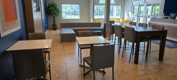 康瑟尔布拉夫斯麦客达套房酒店(Microtel Inn & Suites by Wyndham Council Bluffs/Omaha)图片