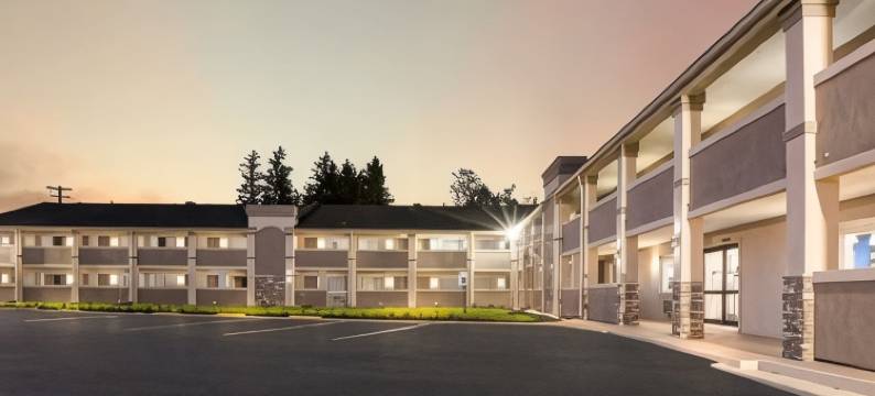 东兰辛大学区-波茵特克拉丽奥旅馆(Clarion Pointe East Lansing University Area)图片