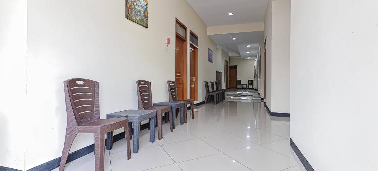 OYO 90175 Tl旅馆(RedDoorz at WR Supratman Batu)图片