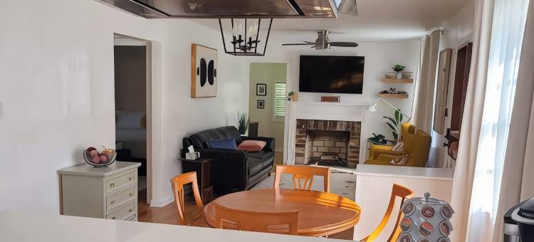 Mid-term, open-floor home full of natural light. 10 min from the River District.图片