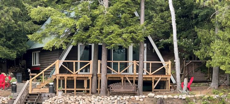 阿迪朗达克山脉温馨,僻静滨水山林小屋. 宠物友好(Cozy,secluded waterfront lodge nestled in the Adirondack Mountains. Pet friendly)图片