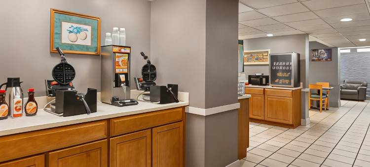 费耶特维尔西北堡布拉格地区戴斯酒店(Days Inn & Suites by Wyndham Fort Bragg/Cross Creek Mall)图片
