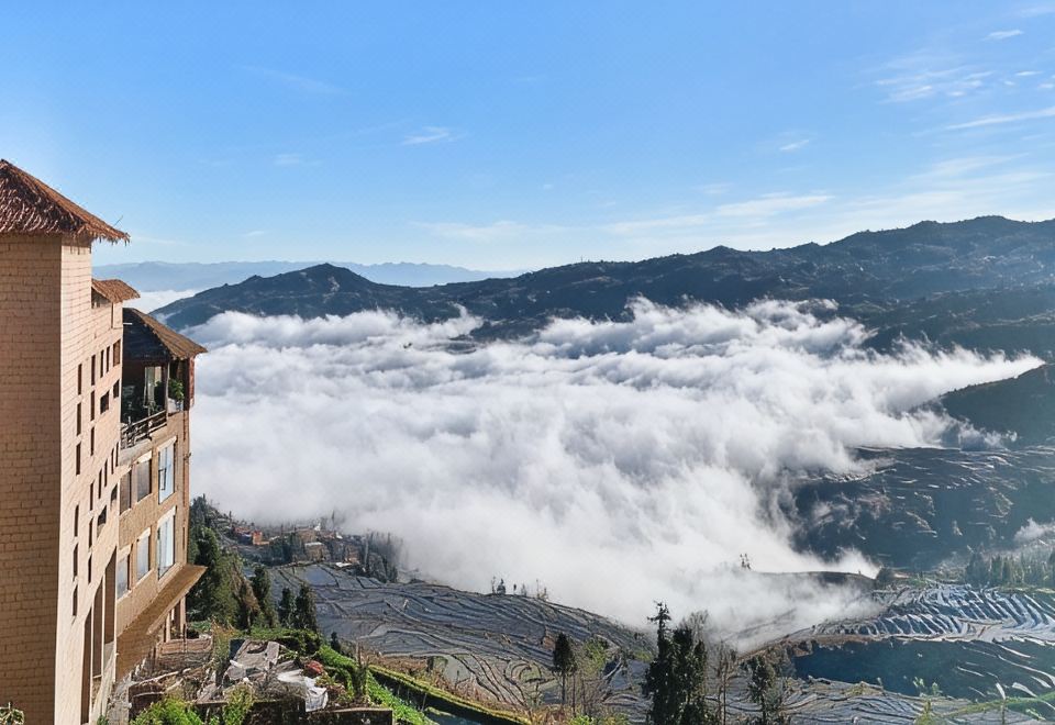 A place to watch the sunrise over the sea of clouds and terraces