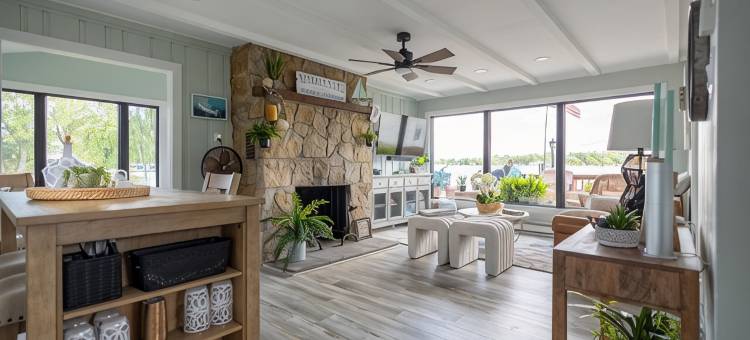 湖畔温馨现代乡村别墅(Cozy contemporary Lakefront Cottage)图片