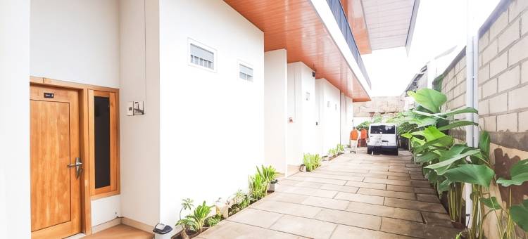 RedDoorz Plus Syariah at Umyas Hotel Near Terminal Anjuk Ladang Nganjuk图片