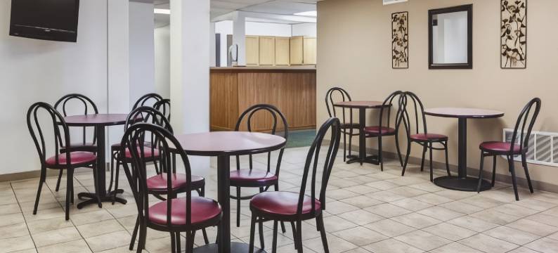 托马威斯康星速8酒店(Super 8 by Wyndham Tomah Wisconsin)图片