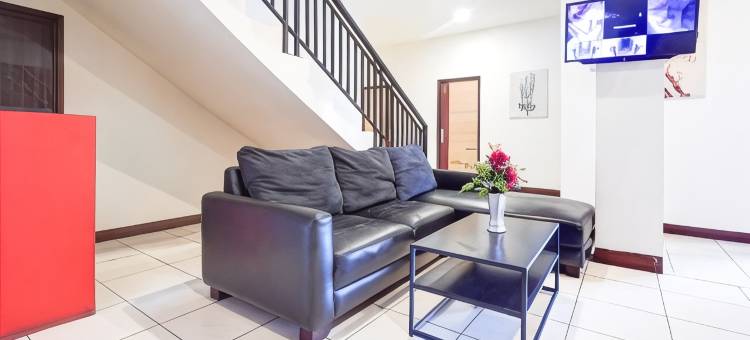 瑞德多兹回教酒店 - 近 AP 佩塔拉尼 3 号(Hotel O Rappocini Near Rsia Paramount)图片