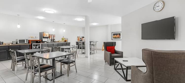 麦迪逊机场美茵斯坦套房酒店(MainStay Suites Madison Airport)图片