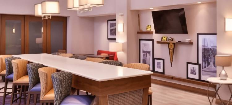 安阿伯西欢朋套房酒店(Hampton Inn & Suites Ann Arbor-West)图片