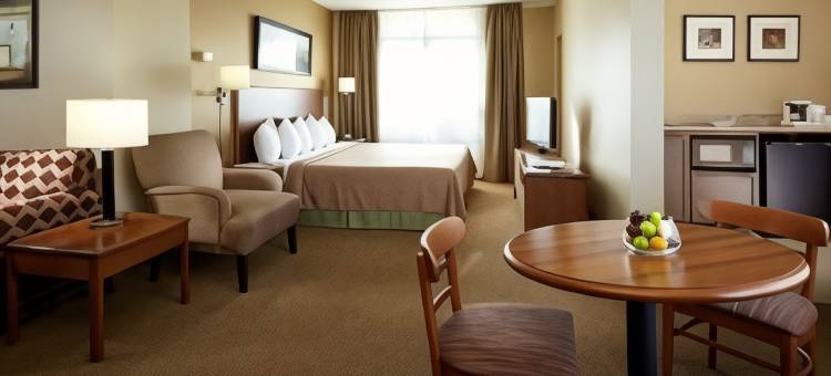 品质酒店及套房-皮埃尔·埃利奥特·特鲁多机场(Quality Inn & Suites PE Trudeau Airport)图片