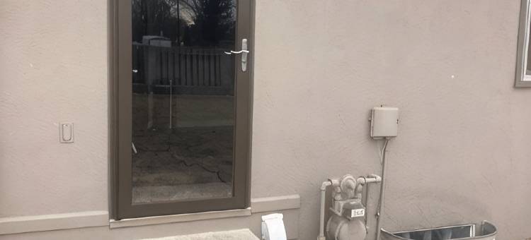 安静社区内新近翻修的三卧室两浴室双拼住宅一侧度假屋.(3 bedroom, 2 bath in a quiet neighborhood. Newly remodeled side of a duplex.)图片