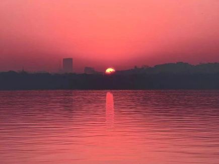 西湖紅日美景