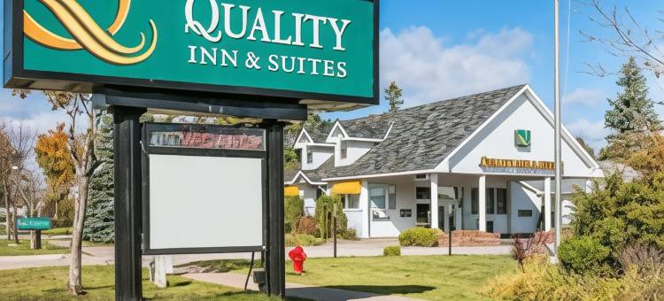 品质酒店及套房马基诺市海滨(Quality Inn & Suites Mackinaw City Beachfront)图片