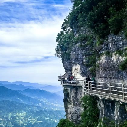 汉中龙头山国际旅游度假区+兴汉胜境+安康瀛湖生态旅游区管理委员会+香溪洞公园+中坝大峡谷+凤堰古梯田6日5晚私家团