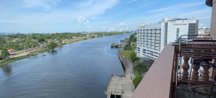 古晋河景阳台房 下楼吃海鲜 上楼看游船(Riverbank Suites Riverview 507)图片