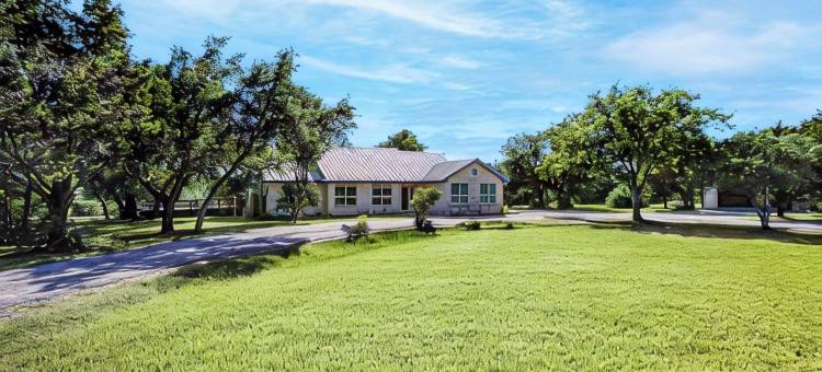 丘陵乡村院落(两栋四卧室住宅，8英亩河畔，配有泳池)度假屋(Hill country compound! Two 4 BDRM Homes with Pools On 8 Acres Riverfront)图片