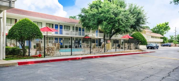 德克萨斯亨茨维尔 6 号汽车旅馆(Motel 6 Huntsville, TX)图片