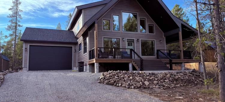 带门廊的森林度假4卧室3浴室新建木屋，WiFi、空调(Newly built Porchside Forest Getaway 4-bedroom 3-bath cabin WiFi, AC.)图片