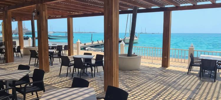 巴托洛梅海景套房(Bartolome Oceanfront Suites)图片