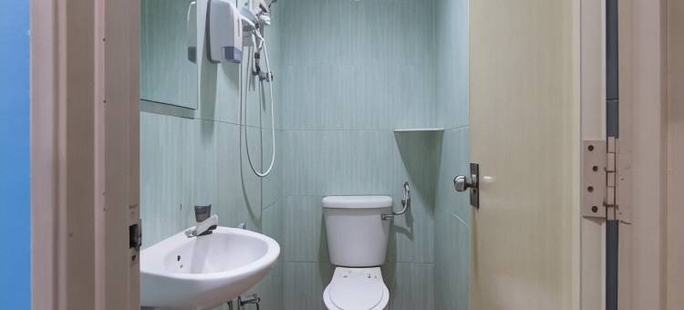 迈恩斯瑟姆帕卡酒店(Mines Cempaka Budget Hotel)图片