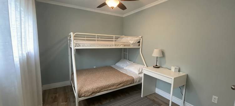 湖畔新上线惬意乡村别墅，带围栏庭院及游戏室(Newly listed relaxing lakefront cottage with fenced yard and games room)图片