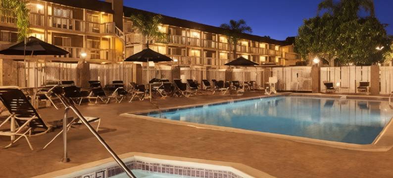 哥斯大米萨纽波特海滩温德姆华美达酒店(Ramada by Wyndham Costa Mesa/Newport Beach)图片