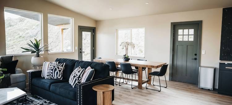 现代奢华山间萨蒙河景观度假屋(Experience the mountains in modern luxury with views of the Salmon River)图片