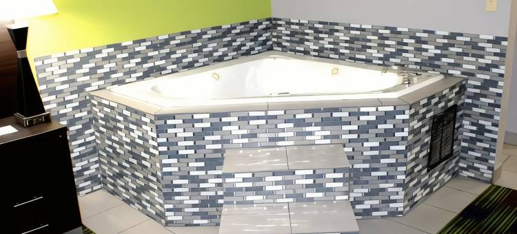 西贝德福德凯艺套房酒店(Quality Inn & Suites Bedford West)图片