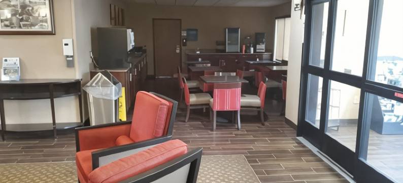 靠近I-70/I-77的剑桥客栈，由Capital O提供(Cambridge Inn by Capital O Near I-70 / I-77)图片