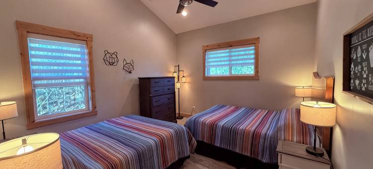 带门廊的森林度假4卧室3浴室新建木屋，WiFi、空调(Newly built Porchside Forest Getaway 4-bedroom 3-bath cabin WiFi, AC.)图片