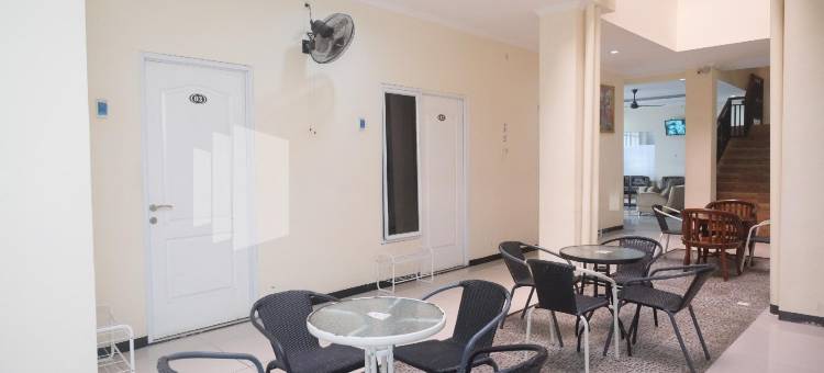 格里亚洛卡2沙里亚尼尔辛邦利马米特拉瑞德多兹(Griya Loka 2 Syariah Near Simpang Lima Mitra Reddoorz)图片