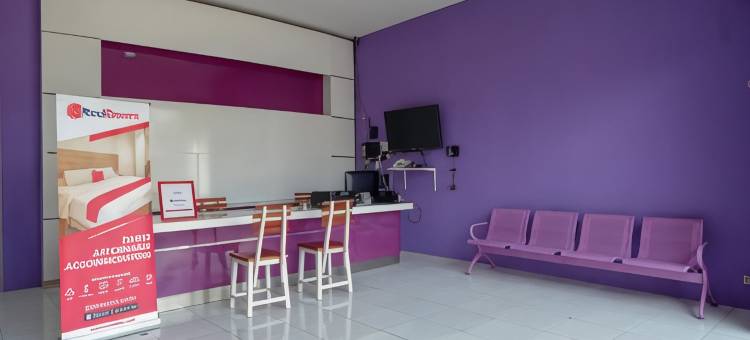 红多兹酒店-近肯德尔卡里翁古广场(RedDoorz Near Alun Alun Kaliwungu Kendal)图片