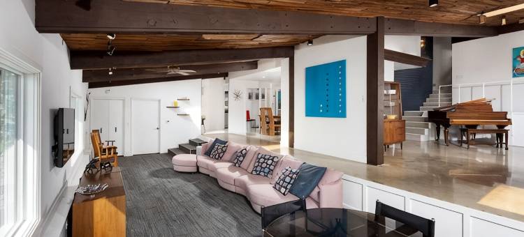 RARE Mid-Mod Home. Spacious inside-and-out.图片