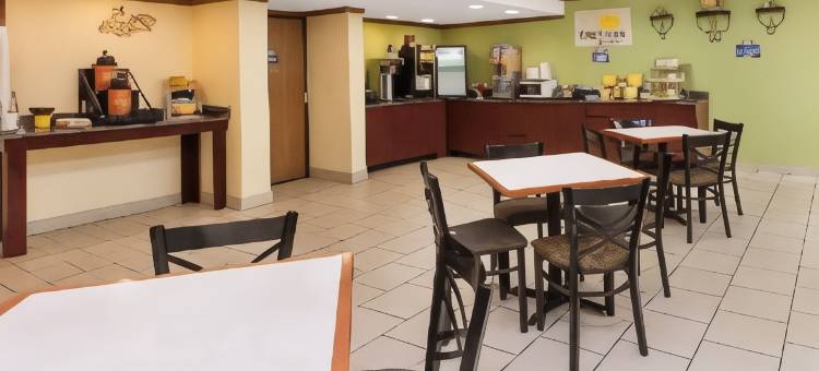 麦迪逊高地戴斯套房酒店(Days Inn & Suites by Wyndham Madison Heights MI)图片