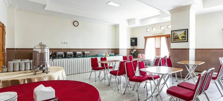 红多兹Plus酒店-近阿伦阿伦卡兰甘亚尔(RedDoorz Plus Near Alun Alun Karanganyar)图片