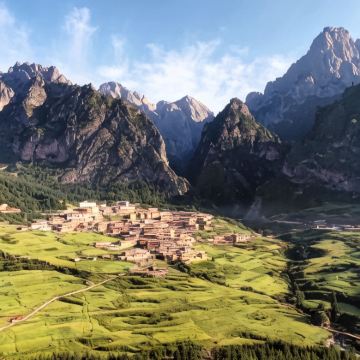 成都+九寨沟风景区+黄龙风景名胜区+迭部+扎尕那+官鹅沟大景区+天水+伏羲庙+麦积山石窟+万象洞风景名胜区+广元+剑门关9日8晚私家团