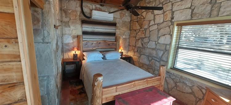 特拉维斯湖北岸温馨私密石屋(Cozy, private waterfront stone cabin on the north shore of Lake Travis)图片