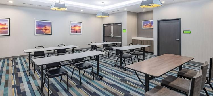 德克萨斯城I-45拉昆塔温德姆套房酒店(La Quinta Inn & Suites by Wyndham Texas City I-45)图片