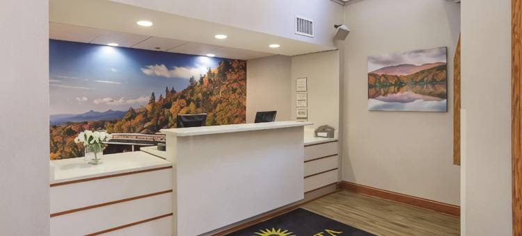 布恩大学拉昆塔温德姆套房酒店(La Quinta Inn & Suites by Wyndham Boone University)图片