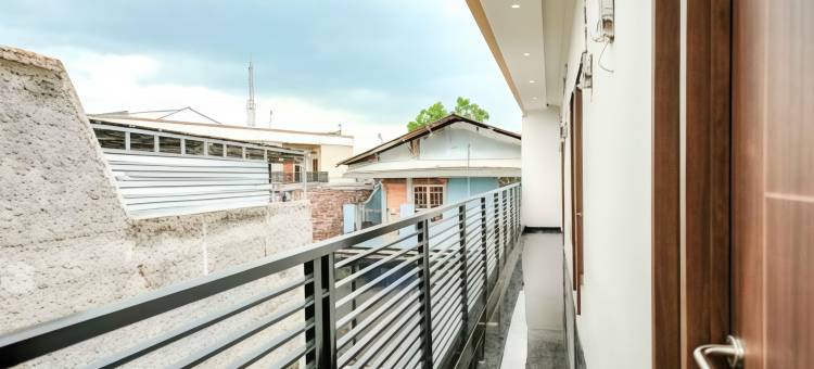 Rudi客房靠近Cikarang车站Mitra红门酒店(Rudi Rooms Near Stasiun Cikarang Mitra RedDoorz)图片