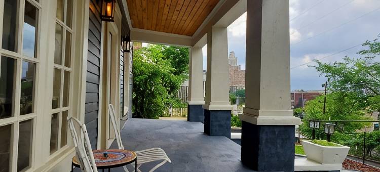 温泉城中心全新更低房价！超赞8卧室3层度假屋，无管理费！！(New Lower Rates! Amazing 8 Bedroom 3 Story Downtown Hot Springs! No Admin Fee!!)图片